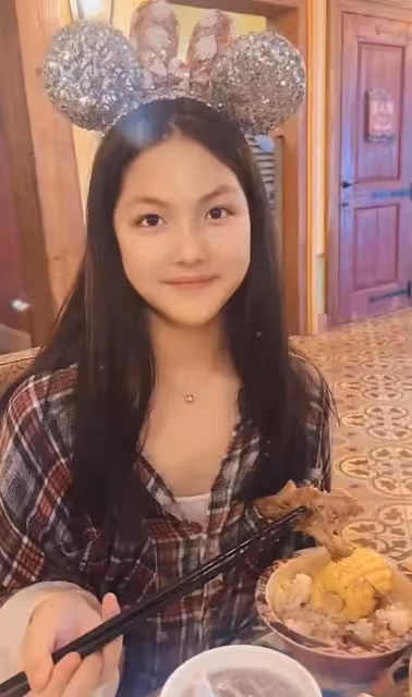 王詩齡與爸爸同游迪士尼,穿白紗裙四肢纖細,模樣大變高顏值搶眼