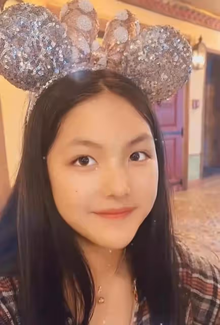 王詩齡與爸爸同游迪士尼,穿白紗裙四肢纖細,模樣大變高顏值搶眼