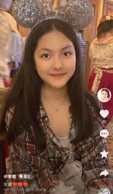 王詩齡與爸爸同游迪士尼,穿白紗裙四肢纖細,模樣大變高顏值搶眼
