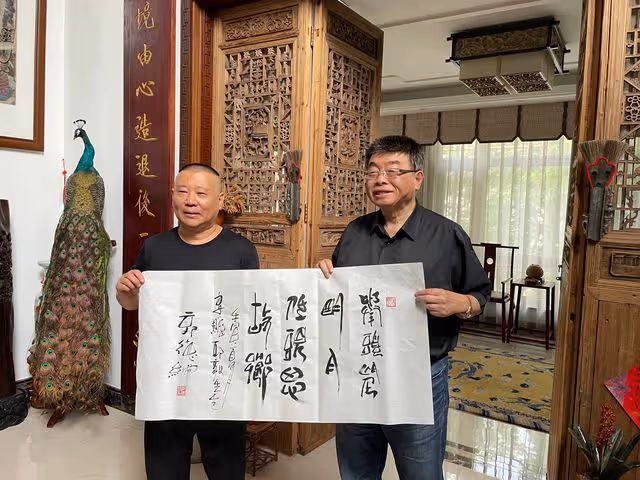 郭德綱豪宅內景首次曝光!地毯繡龍門口立孔雀標本,滿屋古董搶眼