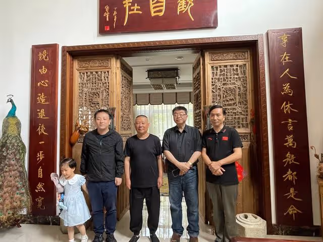 郭德綱豪宅內景首次曝光!地毯繡龍門口立孔雀標本,滿屋古董搶眼