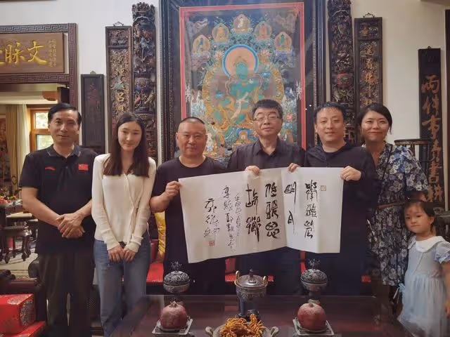 郭德綱豪宅內景首次曝光!地毯繡龍門口立孔雀標本,滿屋古董搶眼