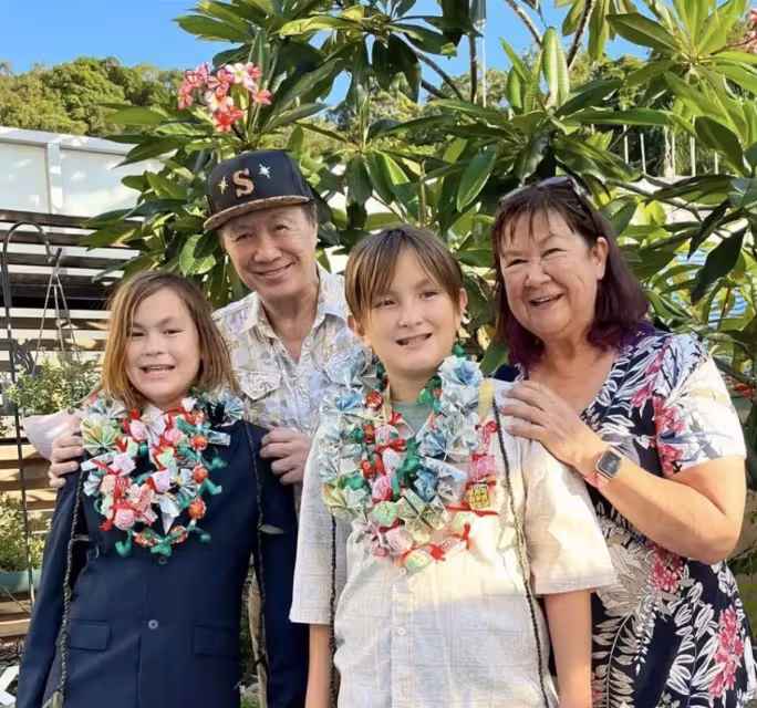 「歌神」許冠傑慶祝3個孫子畢業!23歲娶混血老婆,如今74歲「三代同堂」游迪士尼,雙胞胎孫子帥氣搶鏡