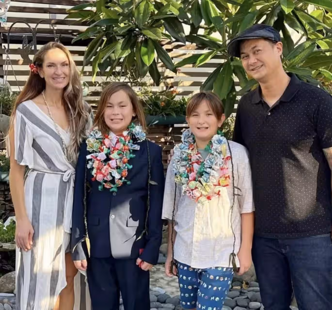 「歌神」許冠傑慶祝3個孫子畢業!23歲娶混血老婆,如今74歲「三代同堂」游迪士尼,雙胞胎孫子帥氣搶鏡