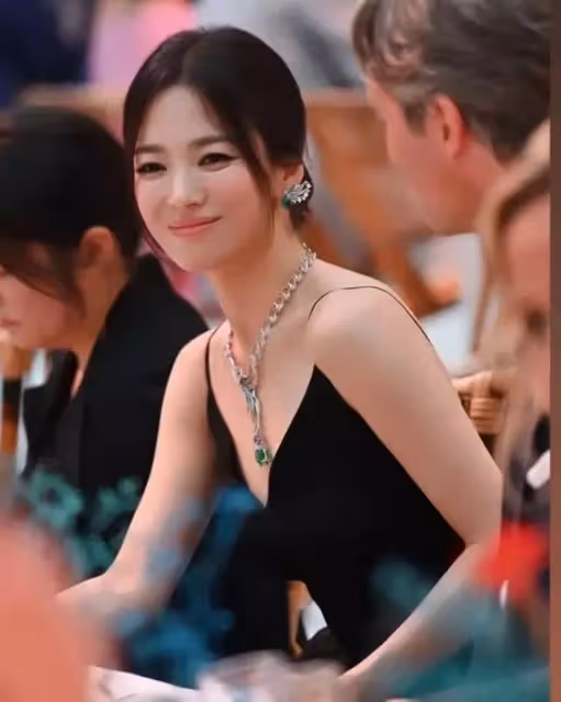 四十而已,宋慧喬現身巴黎Chaumet晚宴,展現出令人驚嘆的美麗