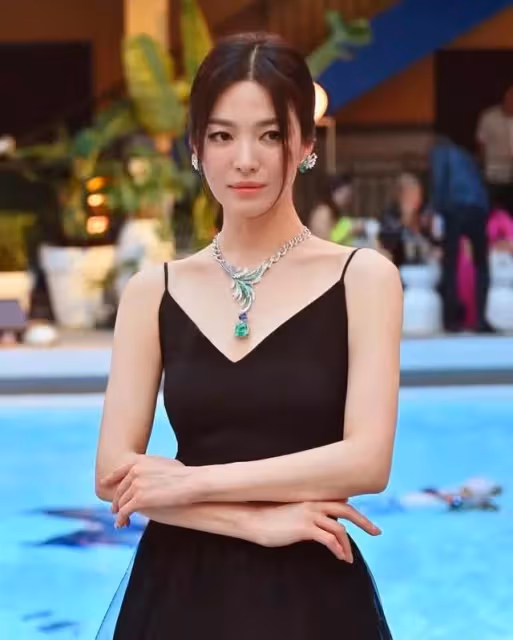 四十而已,宋慧喬現身巴黎Chaumet晚宴,展現出令人驚嘆的美麗
