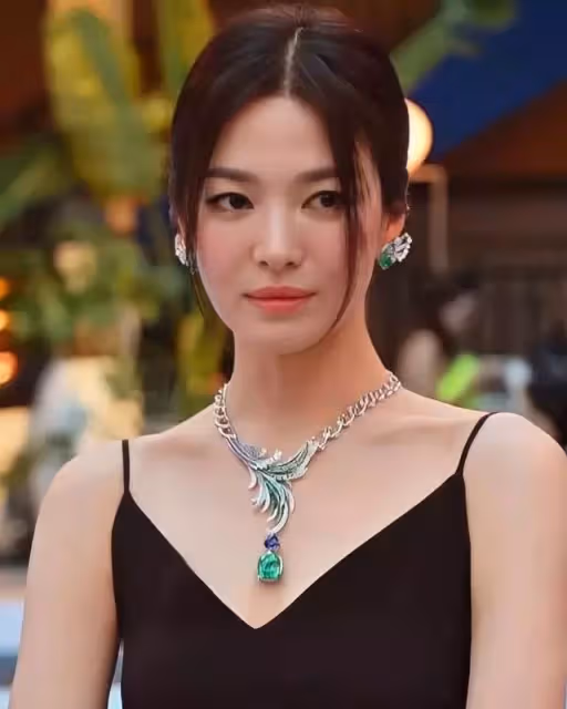 四十而已,宋慧喬現身巴黎Chaumet晚宴,展現出令人驚嘆的美麗