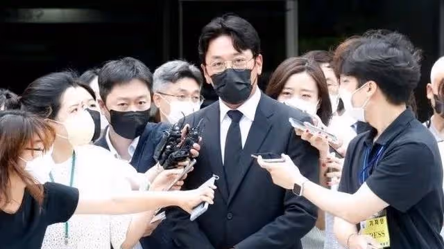 76歲父親喜提新兒子,自己陷入用藥醜聞,影帝河正宇怎麼了?