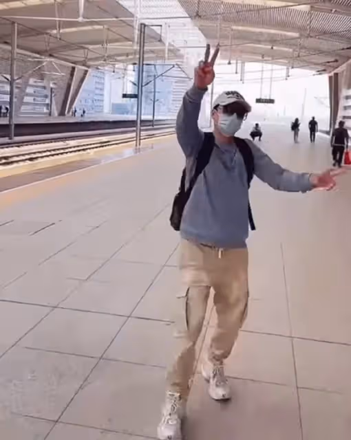 甄子丹坐高鐵到杭州,一路小跑等車難掩激動,大讚祖國的子彈列車