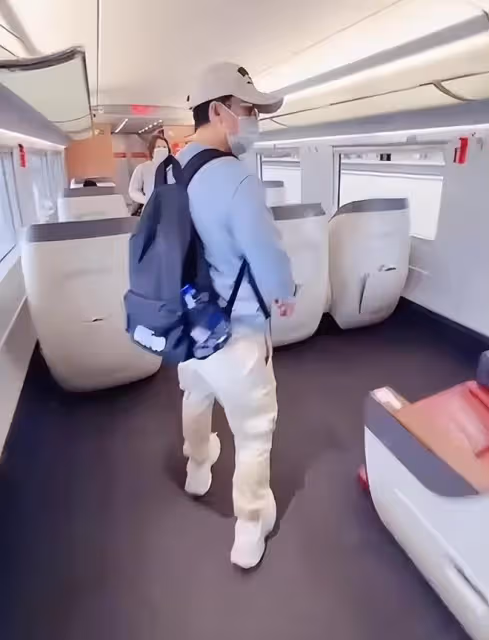 甄子丹坐高鐵到杭州,一路小跑等車難掩激動,大讚祖國的子彈列車