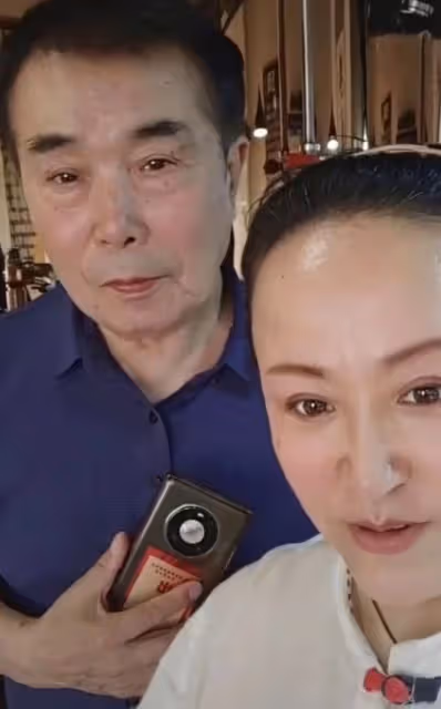 74歲何慶魁被疑有新戀情,和年輕女性挽手親密,高秀敏逝世已17年