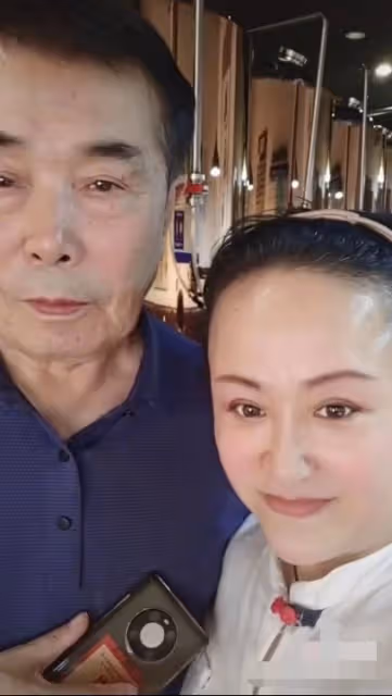 74歲何慶魁被疑有新戀情,和年輕女性挽手親密,高秀敏逝世已17年