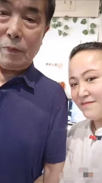 74歲何慶魁被疑有新戀情,和年輕女性挽手親密,高秀敏逝世已17年