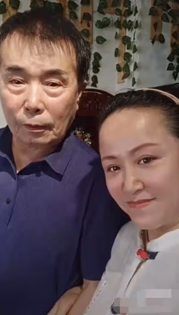 74歲何慶魁被疑有新戀情,和年輕女性挽手親密,高秀敏逝世已17年