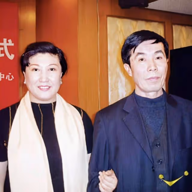 74歲何慶魁被疑有新戀情,和年輕女性挽手親密,高秀敏逝世已17年
