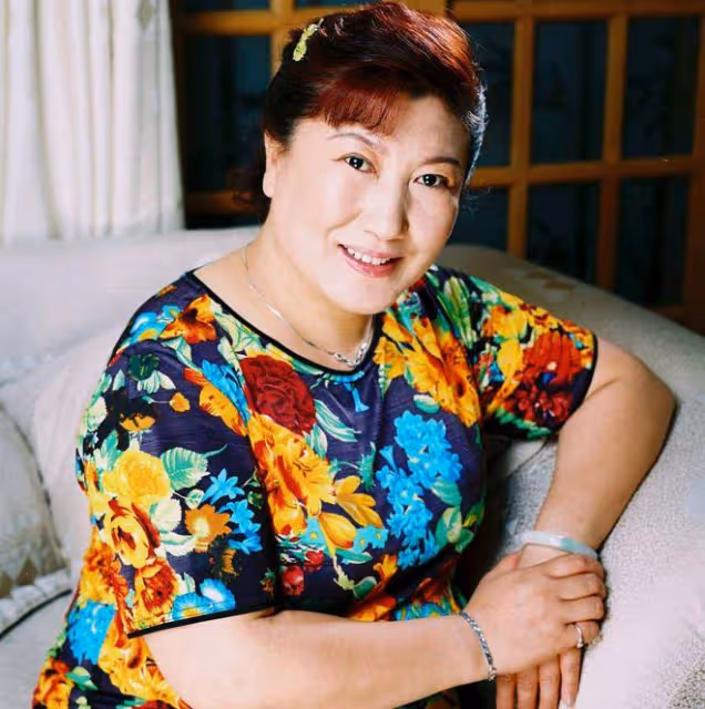 74歲何慶魁被疑有新戀情,和年輕女性挽手親密,高秀敏逝世已17年