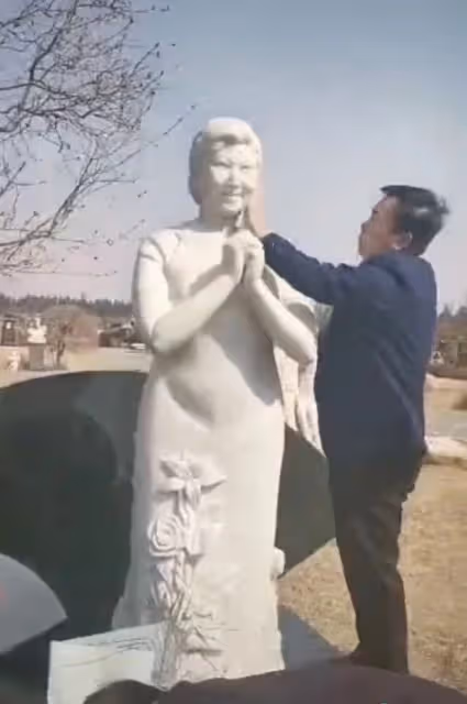 74歲何慶魁被疑有新戀情,和年輕女性挽手親密,高秀敏逝世已17年
