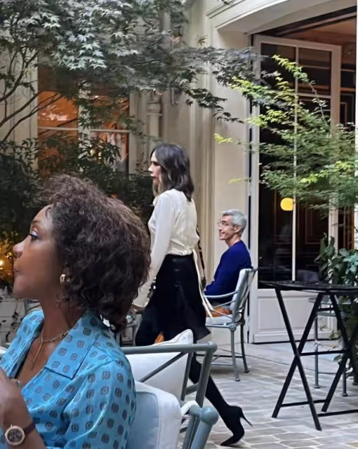 貝克漢姆夫婦外出用餐，手牽手秀恩愛，維多利亞衣品一言難盡