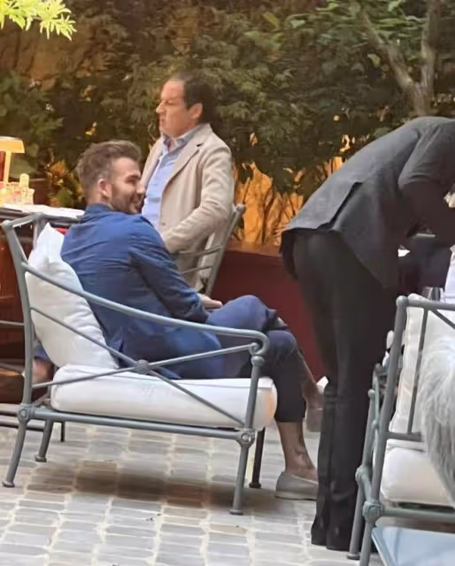 貝克漢姆夫婦外出用餐,手牽手秀恩愛,維多利亞衣品一言難盡