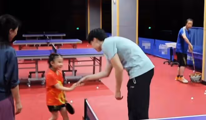 王楠排面太大了！6歲女兒練球世界冠軍輪流陪練，球技驚艷引期待