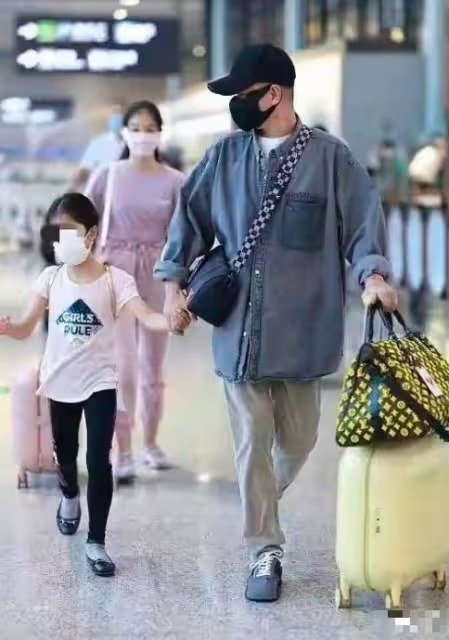 文章帶女兒被誤認一家三口,倆閨女身高差距大,長姐如母超成熟!