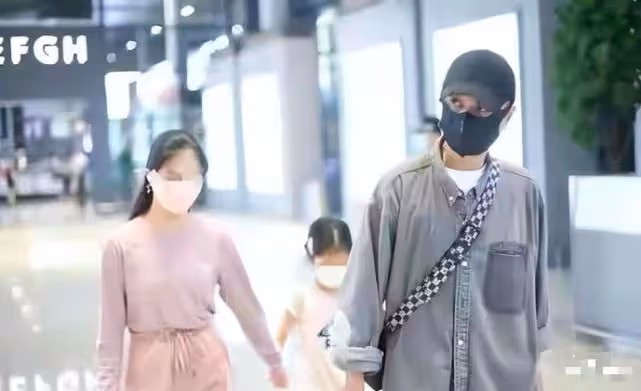 文章帶女兒被誤認一家三口,倆閨女身高差距大,長姐如母超成熟!