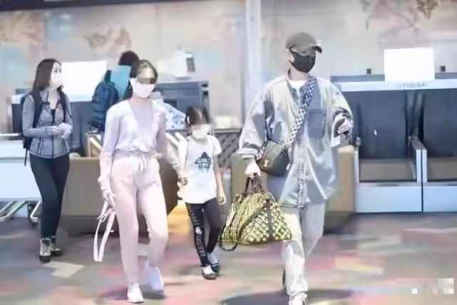 文章帶女兒被誤認一家三口,倆閨女身高差距大,長姐如母超成熟!