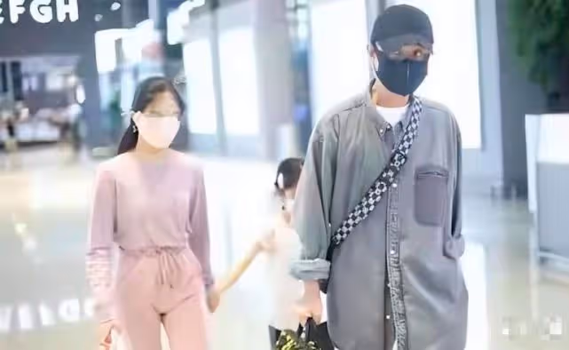 文章帶女兒被誤認一家三口,倆閨女身高差距大,長姐如母超成熟!