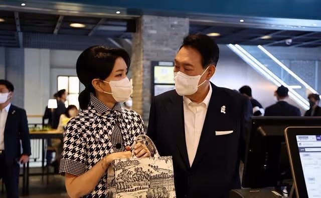 韓總統與夫人亮相去看電影,金建希穿著千鳥格,抱爆米花似少女