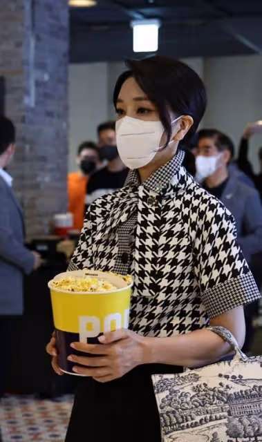 韓總統與夫人亮相去看電影,金建希穿著千鳥格,抱爆米花似少女