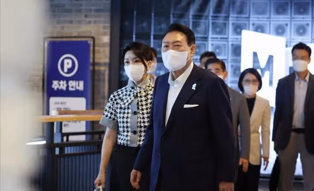韓總統與夫人亮相去看電影,金建希穿著千鳥格,抱爆米花似少女