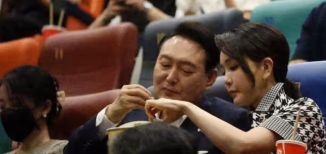 韓總統與夫人亮相去看電影,金建希穿著千鳥格,抱爆米花似少女