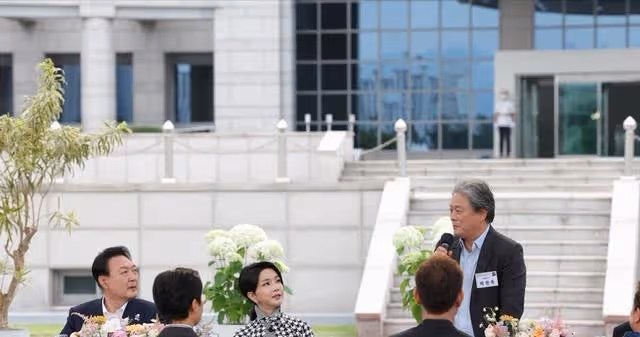 韓總統與夫人亮相去看電影,金建希穿著千鳥格,抱爆米花似少女