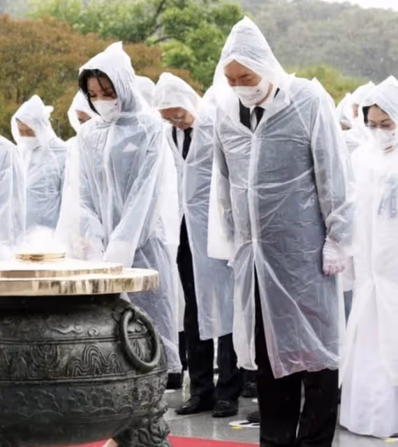 韓總統與夫人亮相去看電影,金建希穿著千鳥格,抱爆米花似少女