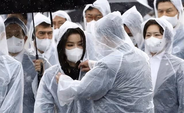 韓總統與夫人亮相去看電影,金建希穿著千鳥格,抱爆米花似少女