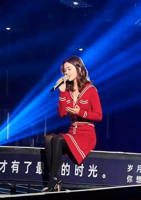 阿Sa近照變化大!一身學院風針織裙亮相,網友:略有寡淡的味道