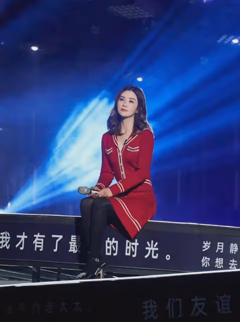 阿Sa近照變化大!一身學院風針織裙亮相,網友:略有寡淡的味道