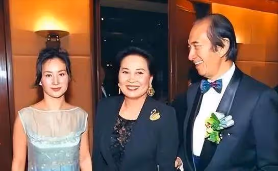 賭王之女何超瓊,身家300億仍心懷仁義,每月接濟前男友母親10萬,為保姆養老送終:她心懷大愛