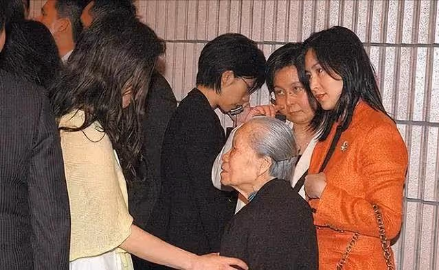 賭王之女何超瓊,身家300億仍心懷仁義,每月接濟前男友母親10萬,為保姆養老送終:她心懷大愛