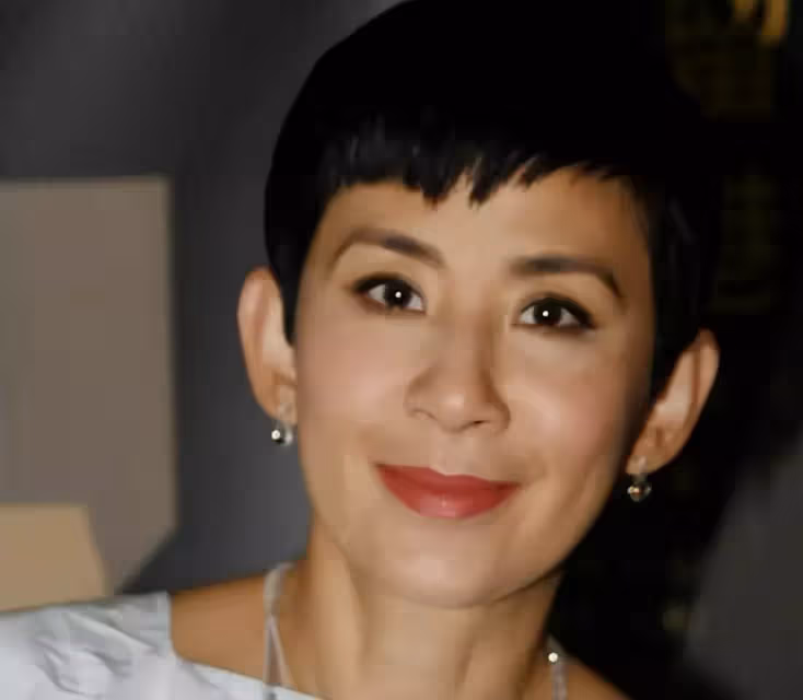 吳君如女兒近照曝光!染發穿開叉裙打扮成熟,長相隨陳可辛,網友:16歲孩子打扮像30歲