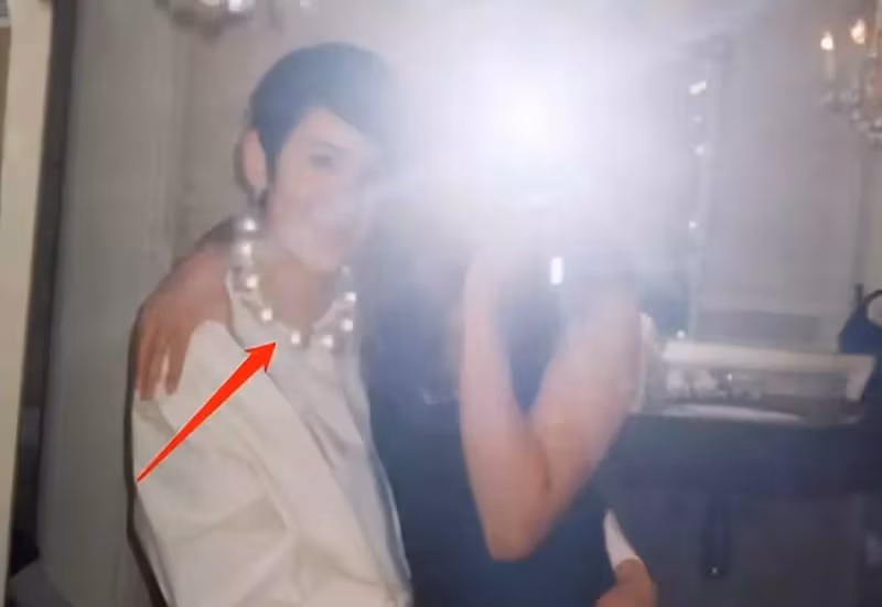 吳君如女兒近照曝光!染發穿開叉裙打扮成熟,長相隨陳可辛,網友:16歲孩子打扮像30歲