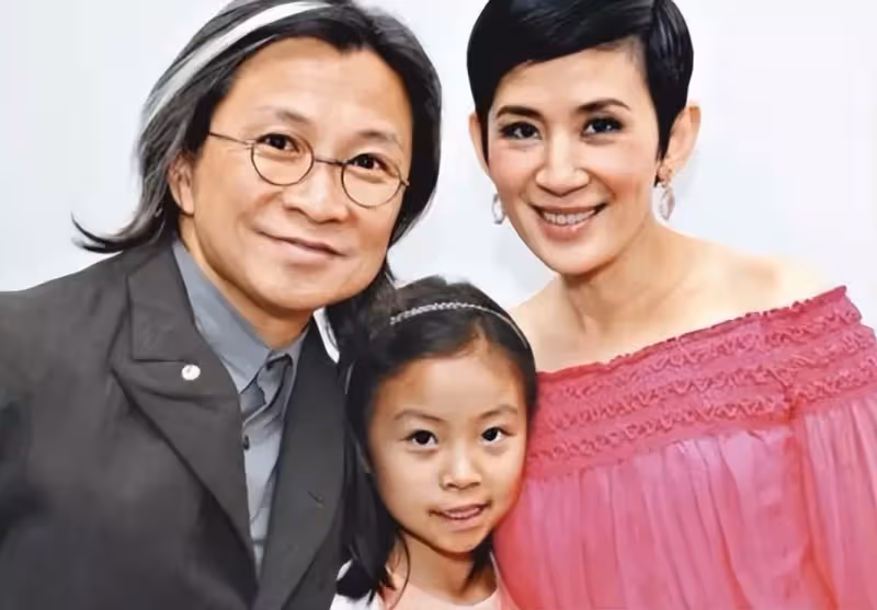 吳君如女兒近照曝光!染發穿開叉裙打扮成熟,長相隨陳可辛,網友:16歲孩子打扮像30歲