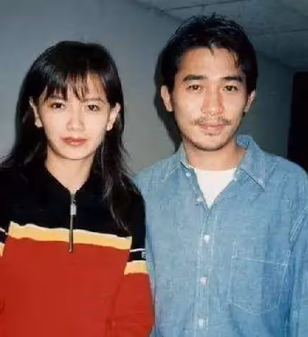 57歲曾華倩「素顏逛街」被拍!面容憔悴「難逃中年脫髮危機」,退圈多年變普通路人樣,網友感歎:歲月催人老