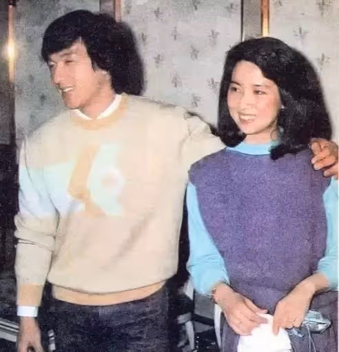 成龍有多敢說?自曝做假慈善,評價李小龍功夫不如自己