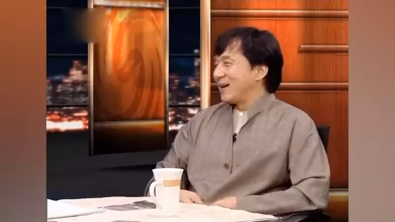 成龍有多敢說?自曝做假慈善,評價李小龍功夫不如自己