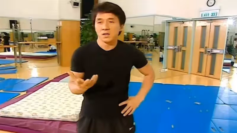 成龍有多敢說?自曝做假慈善,評價李小龍功夫不如自己