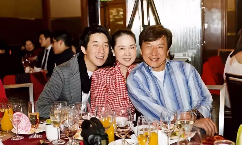 1994年成龍安徽認祖歸宗,兩個哥哥一貧如洗,他為何不伸出援手?