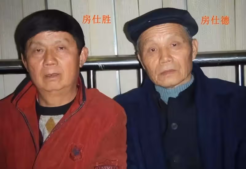 1994年成龍安徽認祖歸宗,兩個哥哥一貧如洗,他為何不伸出援手?