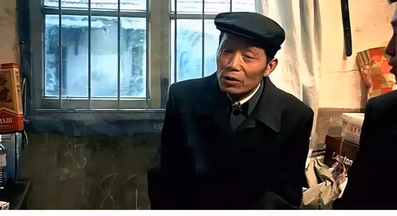 1994年成龍安徽認祖歸宗,兩個哥哥一貧如洗,他為何不伸出援手?
