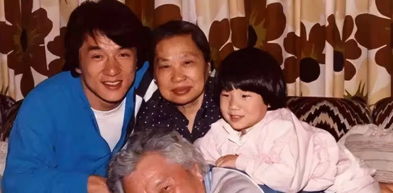 1994年成龍安徽認祖歸宗,兩個哥哥一貧如洗,他為何不伸出援手?